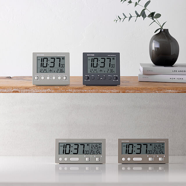 RHYTHMの-リズム 公式 | 電波 目覚まし 時計 置き時計 デジタル めざまし時計 電子音 Wアラーム 温度計 カレンダー ライト おしゃれ インテリア グレイッシュカラー | 8RZ236 [ フィットウェーブD236 ]の家具・インテリア写真