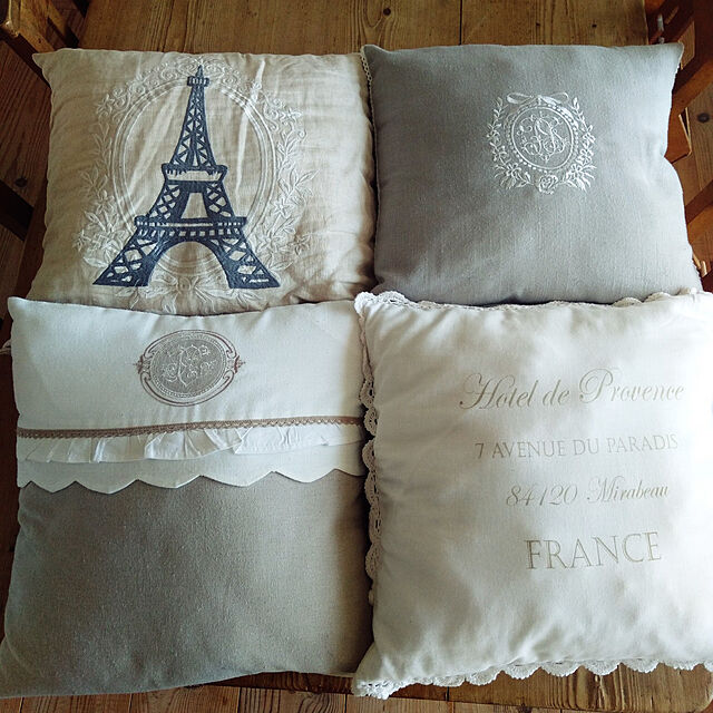 +TAKAKO+の-フランスから届くフレンチリネン（クッション・ベージュ×ホワイトモノグラム）　中綿（パンヤ付き）　【Blanc de Paris】　クッション　40cm角　モノグラム刺繍　シャビーシック　アンティーク風　フレンチカントリー　フランスの家具・インテリア写真