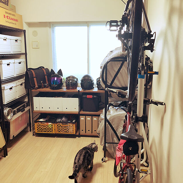 y.k.0123の-自転車スタンド ディスプレイスタンド バイクタワー 室内 2台 つっぱり式 シルバーの家具・インテリア写真