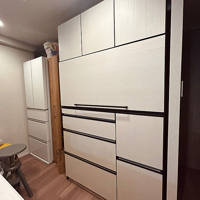 yuyuyuの-食器棚 完成品 レンジ台 おしゃれ 隠せる キッチンボード 新星 スライドアップ扉 フラップ扉 幅119.2 ホワイト グレーストーン ウォールナット 国産 KAGUCOCOの家具・インテリア写真
