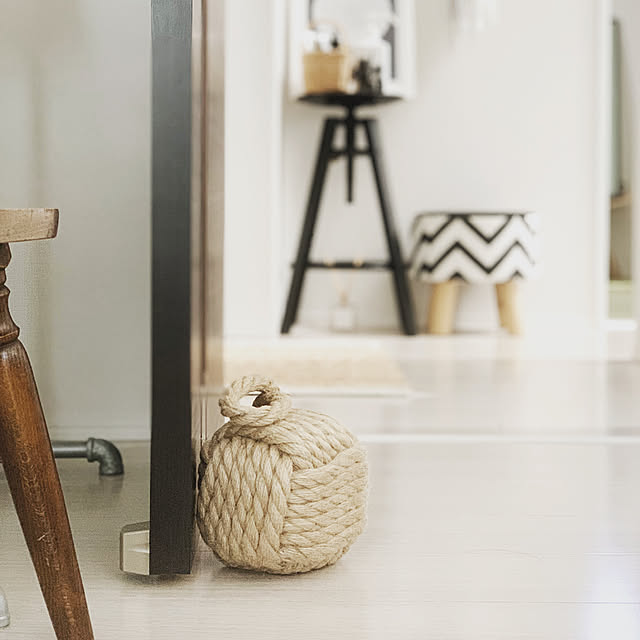 写真付きレビュー ジュートロープの ドアストッパー ドアストッパー 重り おもり 重し 重石 置くだけ ドア止め 扉止め 戸当たり ドア固定 おしゃれ ロープ ボール かんたん かわいい おもしろ 動かない 玄関 持ち手付き の通販商品 口コミ情報 Roomclipショッピング