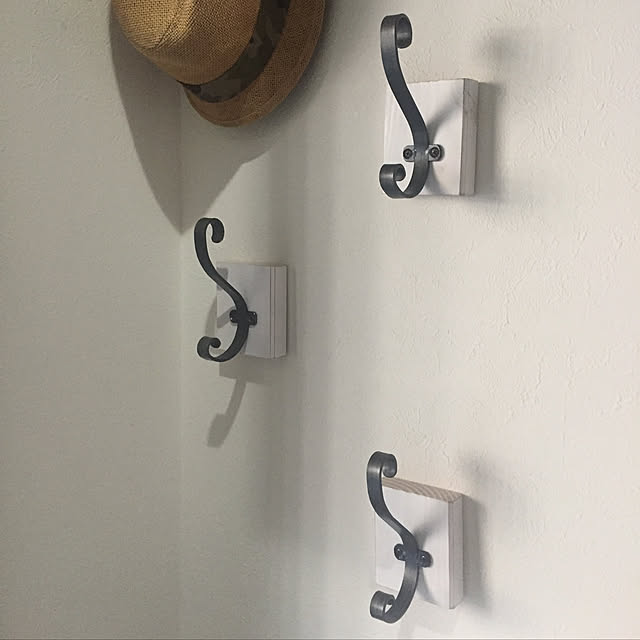 写真付きレビュー Arne コート掛け フック 壁掛け コートハンガー 壁面 石膏ボード アンティーク風 おしゃれ アイアン 帽子掛け 北欧 木製 壁掛けハンガー ハンガーフック 玄関収納 収納 壁付け棚 収納 玄関 壁面収納 レトロ リビング モダン インテリア ウォールフック