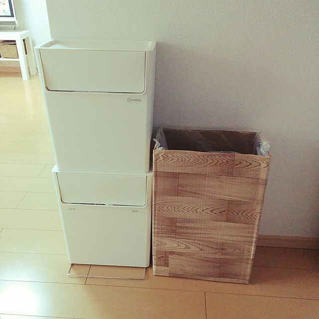 yukincoの東谷-plywood オリジナル スマート エコ トラッシュカン [ 2個セット ] 分別シール付 ごみ箱 [ ホワイト ]の家具・インテリア写真