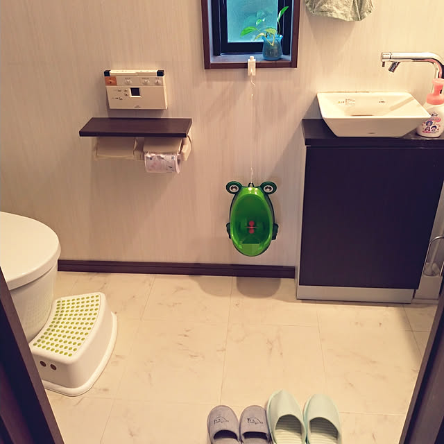 tomoのFUT(エフュ ト)-小便器 男児 トイレトレーニング 幼児 男の子 子供便器 カエル 壁掛け式の家具・インテリア写真