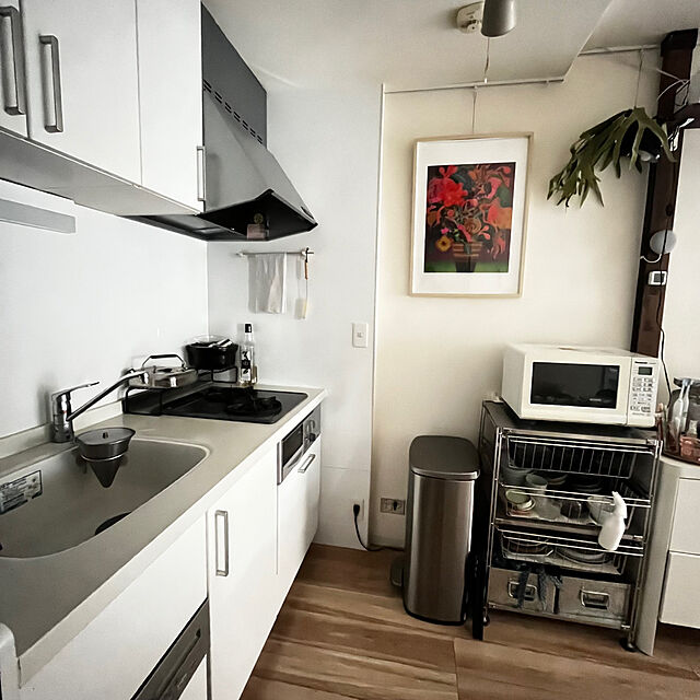 hoga__roomのAmazon-Amazonベーシック ゴミ箱 長方形 ソフトクローズ スチール製 ふた付き 12リットル サテンニッケルの家具・インテリア写真