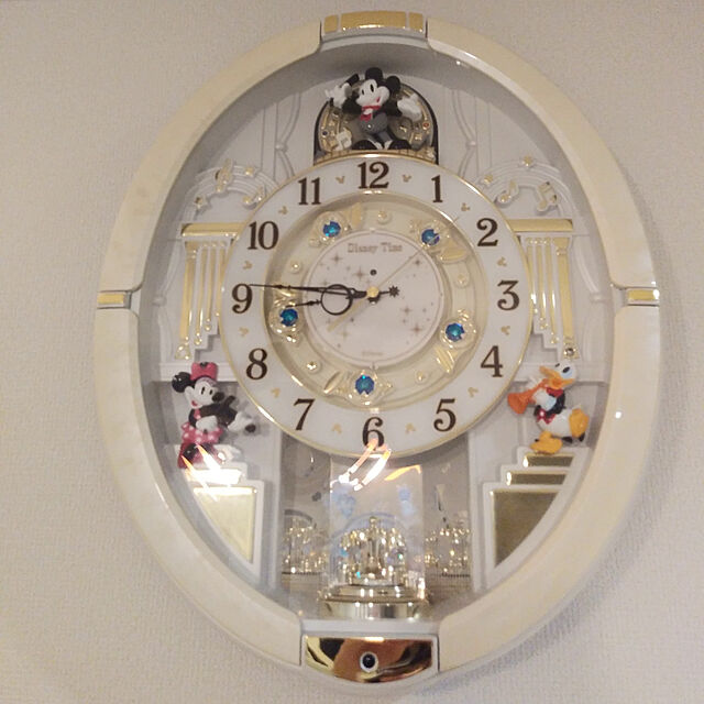 Chihiroのセイコークロック-セイコー クロック 掛け時計 ミッキーマウス 電波 アナログ からくり 12曲 メロディ 回転飾り ミッキー&フレンズ Disney Time ディズニータイム 白 マーブル 模様 FW580W SEIKOの家具・インテリア写真