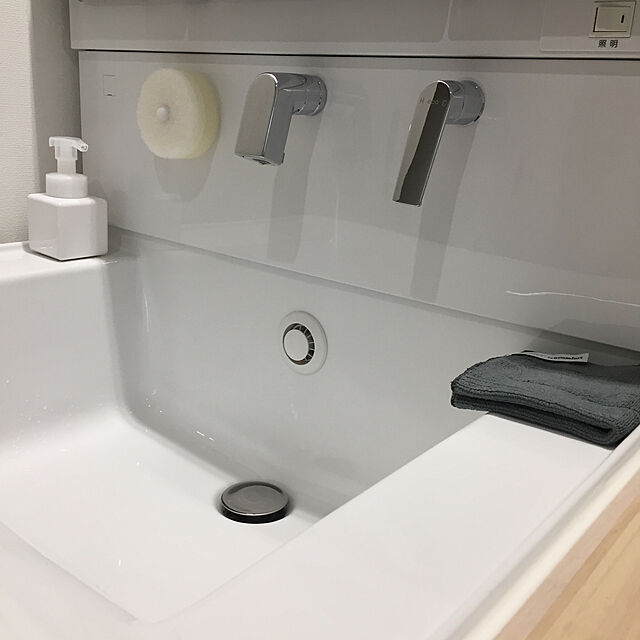 Azusaのマーナ-マーナ (marna) 洗面スポンジ POCO (ポコ/ホワイト) 洗面台 スポンジ 吸盤式 (水切り/浮かせる収納) 洗面所 掃除 W615Wの家具・インテリア写真