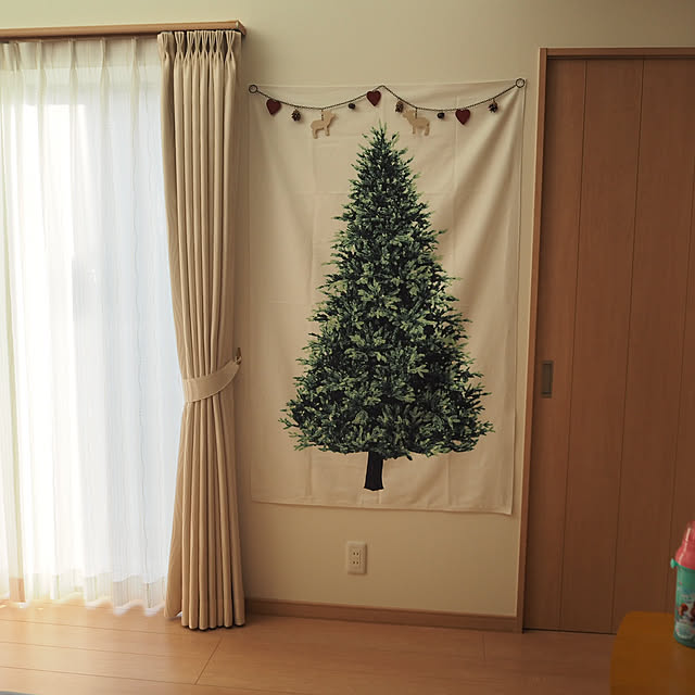 nammの-Tumao クリスマスツリー タペストリー 単品145cm×215cm +Merry Christmas ガーランド+3m LEDライト クリスマス 飾り 壁掛け クリスマスデコレーション バナー 壁 窓 インテリ (145cm*215cm)の家具・インテリア写真