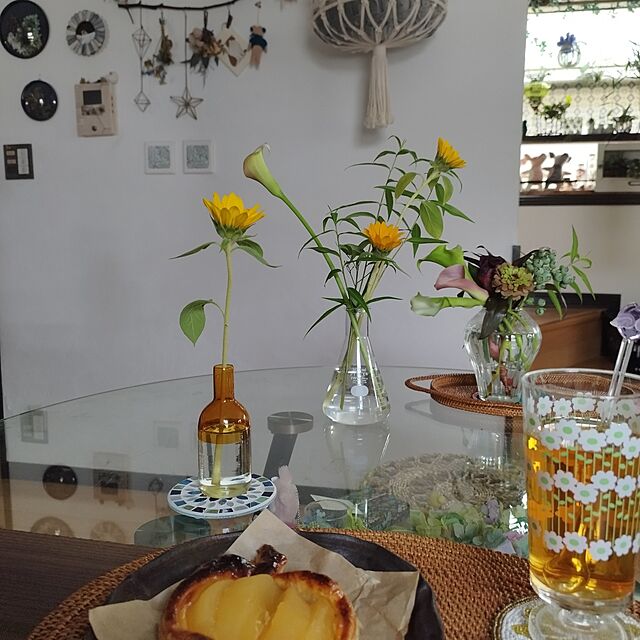 hiro3の-ウッド角ボトル フラワーベース 一輪挿し [ メープル / チーク / ウォルナット] お花 フラワー 花瓶 花器 木製 ウッド ガラス 試験管 インテリア 雑貨 壁掛け おしゃれ かわいいの家具・インテリア写真