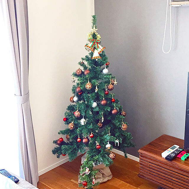 satomi.tkiの-クリスマスツリー 150cm LEDライト 40球 全長4m おしゃれ 豪華 枝数400本 高濃密度 簡単組立 転倒防止 4脚スタンド 北欧風 プレゼント オフィス リビング ギフトの家具・インテリア写真