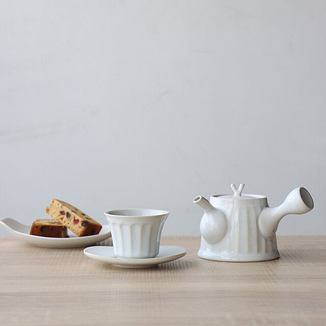 yamachuの-急須 乳白 陶器 白 小さい 一人用 200cc 波佐見焼 ティーポット シンプル おしゃれ 日本茶 お茶 紅茶の家具・インテリア写真