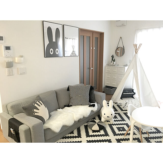 RABIの-MINIWILLA　Hello　50×70cm モノトーンの家具・インテリア写真