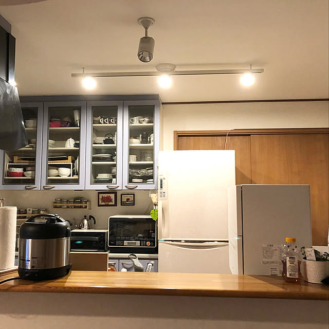 chaichaiのサン・エクセル-［えつこのスライドフリーラック＜プレート付＞］ 収納 キッチン 食器棚 キャビネット カップ お皿 ホワイト 日本製の家具・インテリア写真
