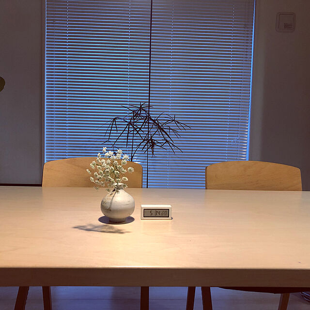 huの-アルテック Artek TABLE 81B テーブル 81B サイズ：120×75cm 厚み 4cm バーチ材 デザイン：Alvar Aalto 天板 ホワイトラミネート 脚部 クリアラッカー仕上げ ダイニング デスク フィンランド 北欧の家具・インテリア写真