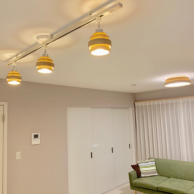 onsen-_-tamagoのAmpoule-Ampoule 天然木 シーリングライト 照明 おしゃれ LEDシーリングライト 天然木 リビング ダイニング 寝室 ナチュラル シンプル 照明器具 8畳 10畳 リモコン Avaros アヴァロスの家具・インテリア写真