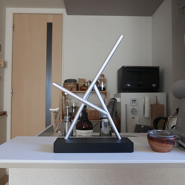 OkoyuのGee Long-スィンギングスティックス（卓上サイズ） The Swinging Sticks Kinetic Energy Sculpture(Desktop Size / Black )の家具・インテリア写真
