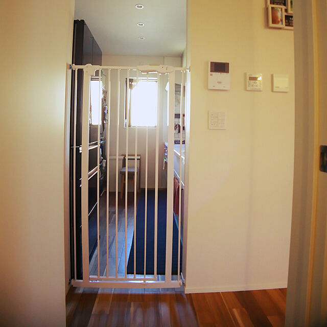 korのアイリスオーヤマ-アイリスプラザ ペットゲート ドア付き ハイタイプ ホワイト 高さ153cm 設置幅75-85cmの家具・インテリア写真