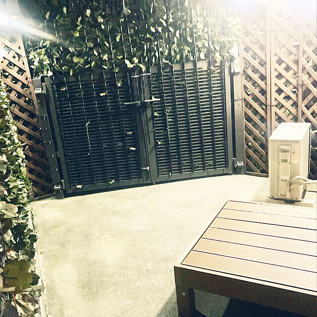 MOMOMAMAのVデザイン-ウッドデッキ 0.25坪 縁台 ぬれ縁 人工木材 ステップ 踏み台 玄関台 ウッドパネル リフォーム バルコニー エクステリア 水洗いOK フェンス 組み立て簡単 ウッドテラスの家具・インテリア写真