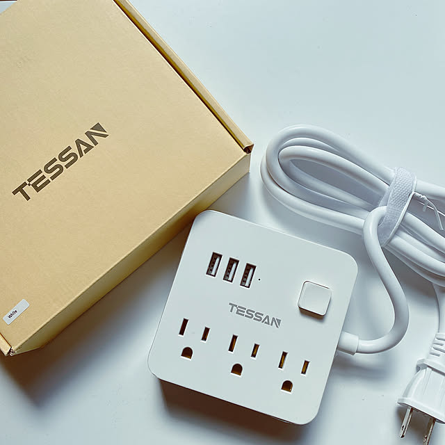 yukariのTESSAN-延長コード 電源タップ 1.5m 一括スイッチ usb コンセント 3個AC口 3USBポート テーブルタップ たこ足配線 oaタップ マルチタップ コンパクト ホワイトの家具・インテリア写真