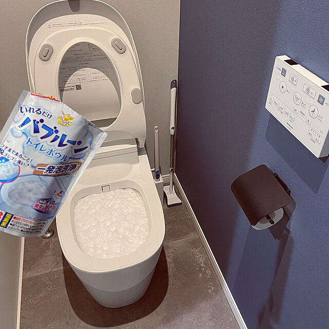 kurinokiの山崎実業-tower 流せるトイレブラシスタンド のみ （ タワー トイレブラシ 収納 スリム スタンド ケース トイレ ブラシ 流せる トイレ掃除 ブラック ホワイト シンプル 使い捨て トイレブラシ入れ ブラシスタンド モノトーン 山崎実業 ）の家具・インテリア写真