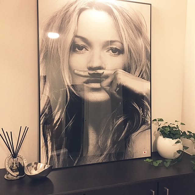 43yuka43の-【在庫限り】ケイト・モス　［LIFE IS A JOKE］ KATE MOSS 限定生産アートポスター モノトーン シリアルナンバー入りの家具・インテリア写真