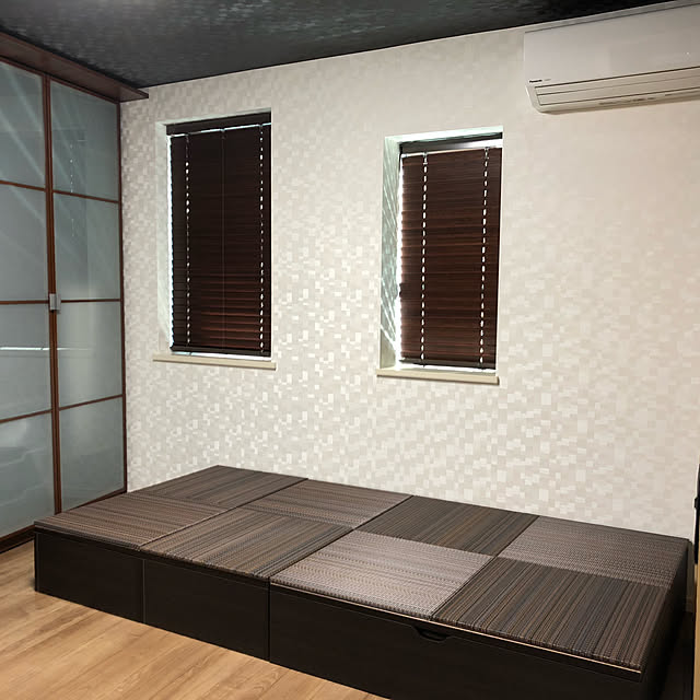 yasyasuのこうひん-こうひん 日本製 畳ベッド 収納付 『フォルティナ』 シングル 【工具付・約30分程の簡単組立】 ブラウン 小さめな畳で取り外しが簡単な４枚畳仕様：樹脂製 オータムリーブス × ナイトフォレスト（セキスイ 美草 アースカラー）の家具・インテリア写真