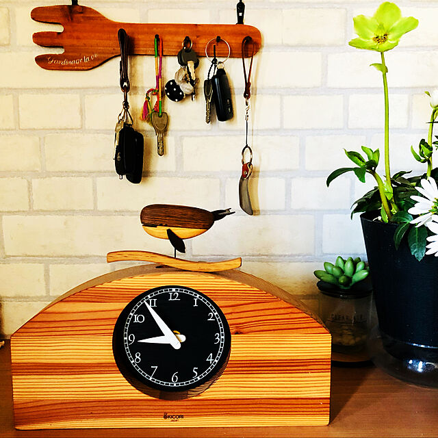 mikuwaの-【送料無料】「キコリの時計」　木の振子時計　【くじらの時計】　新築祝　結婚祝　壁掛時計　置き時計の家具・インテリア写真