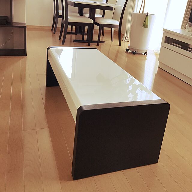 okochinの-センターテーブル「ゼア」。引き出し付きの木製テーブル(突き板)・白。幅105cm収納付きサイドテーブル。[送料無料]の家具・インテリア写真