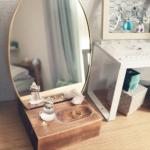 写真付きレビュー 卓上ミラー オーバル型 真鍮フレーム 天然木台 角度調整対応 スタンドミラー 鏡 かがみ カガミ ミラー 卓上鏡 テーブルミラー アンティーク調 コンパクト 楕円型 化粧鏡 おしゃれ 可愛い メイクアップミラー シンプル インテリア アジアン 雑貨