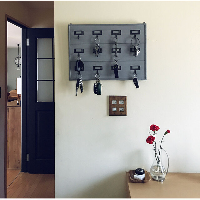 tomoの-N.W.キーフックボード 木製 グレー レトロ アンティーク ナチュラル 壁掛け デコ ディスプレイの家具・インテリア写真