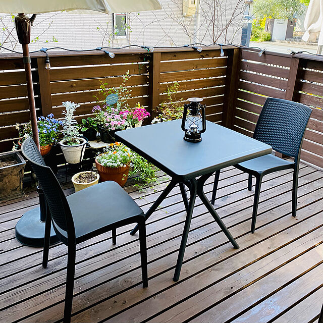 sacchiの-テーブル 机 屋外 家具 プラスチック 庭 ガーデン タカショー / スクエアテーブル Bianca（ホワイト） BoSco（チャコールグレー） /小型の家具・インテリア写真