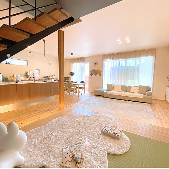m__homeの金源リビング-洗える雲ラグ ふわふわ雲型のおしゃれなシャギーラグモクモク 130×170cm 「GSCD508402」の家具・インテリア写真