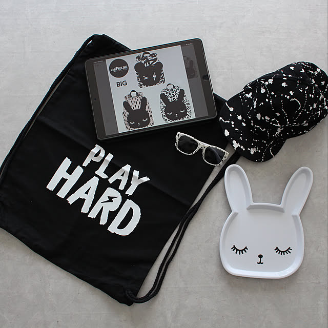 linu.a.a.aの-【SALE】vanPauline Stringbag「PLAYHARD」「Don't Forget To Play」　ブラック　モノトーン　カッコイイ　巾着　リュック　綿100%　薄手の家具・インテリア写真