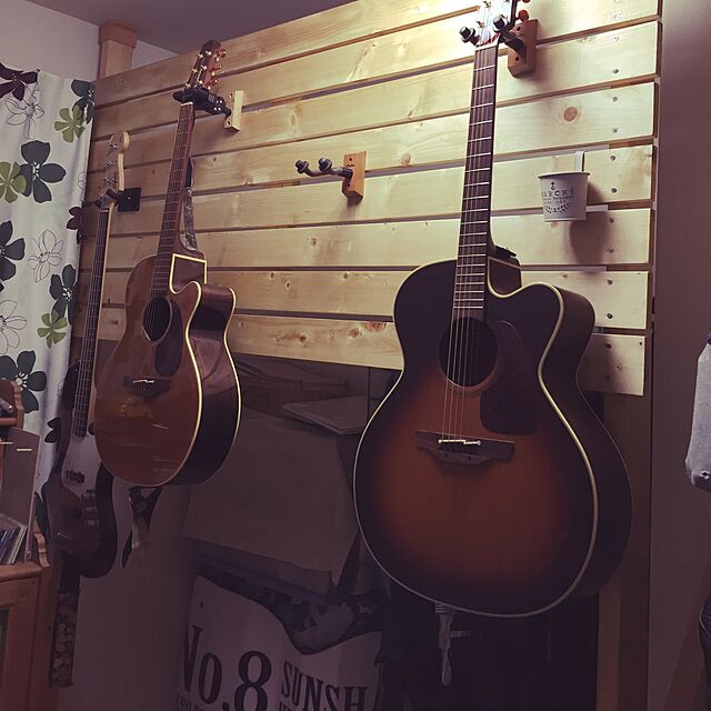 bambiの-ギターハンガー 壁掛け 木製ベース ネジ付き GSP38WB ハーキュレス シングル ハンガー ギタースタンド 楽器 エレキギター アコースティックギター など コンパクト ネック ホールド Hercules GSP-38WB Guitar Hanger 1個の家具・インテリア写真