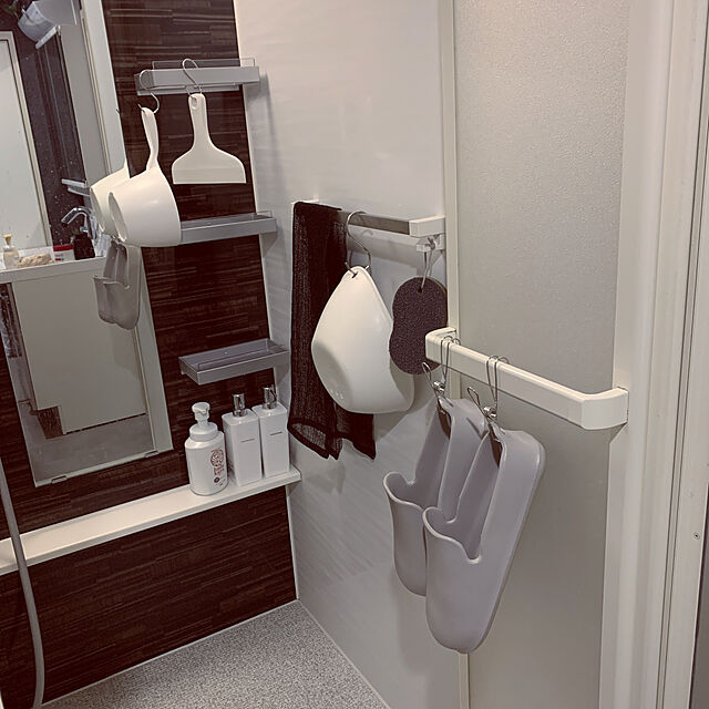kiyoeのマーナ-[マーナ] お風呂のスリッパ (フック穴付き/グレー) バスブーツ 浴室掃除 (すべらない バスシューズ) 浮かせる収納 W608GYの家具・インテリア写真