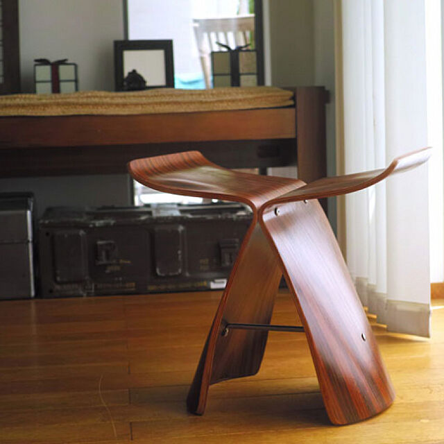 SouthOrangeの-ウイングスツール 成形合板 木製スツール ローズウッド ウォールナット ビーチ | デザイナーズ リプロダクト デザイナー ブラウン クッション 椅子 オットマンの家具・インテリア写真