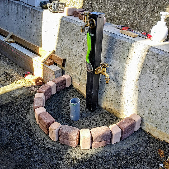 SANEI 木目調水栓柱 屋外での水栓設置に 前給水 長さ0.9m ダーク