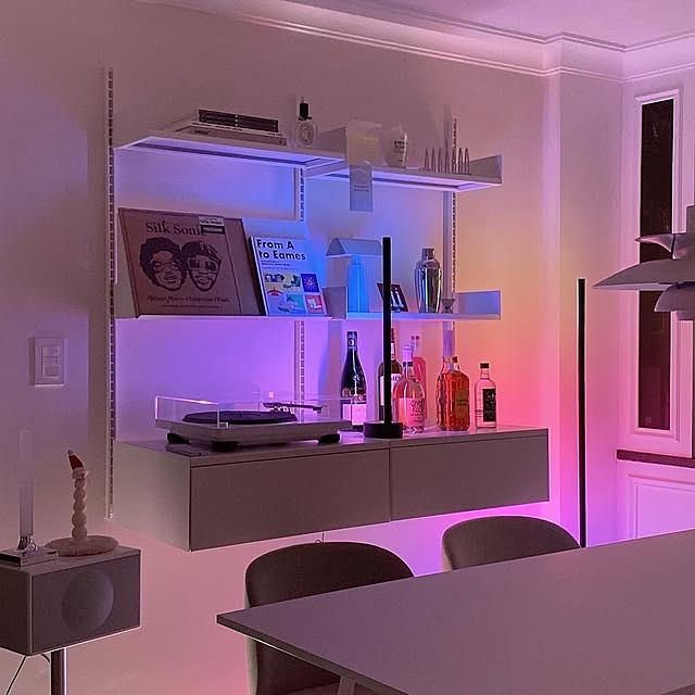 Philips_HueのSignify-Philips Hue スマートライト テーブルランプ ブラック - フィリップスヒュー ゲーミングライト LEDライト アレクサ対応 照明 マルチカラー 1600万色 電球色 昼白色 調光 調色 スマートホーム 間接照明 音声操作 アプリ操作の家具・インテリア写真