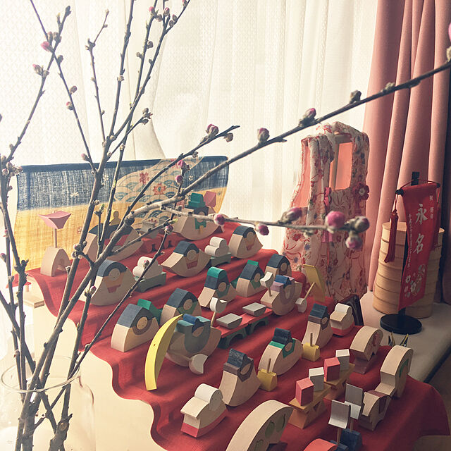 k____homeの-ふんわり縮緬の日本製お祝着　雛人形と一緒に飾れる木製スタンド付き 被布着 女の子 雛人形 雛祭り ギフト 被布コート かわいいピンクの和柄ちりめん！の家具・インテリア写真