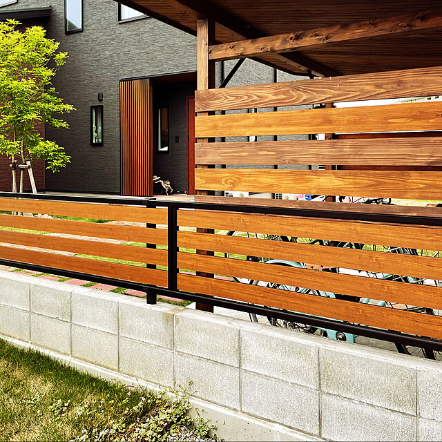 seiの-YKKAP YKK 塀 ルシアスフェンスF04型 横スリット　木目カラーの家具・インテリア写真