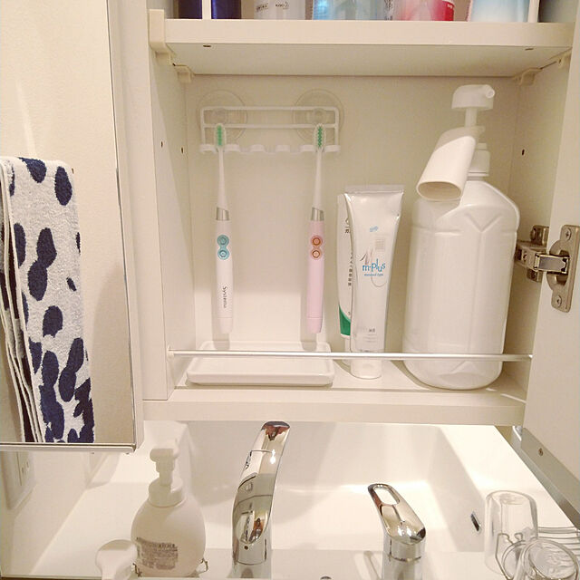 unimaruのマーナ-マーナ (marna) マウスウォッシュコップ (ホワイト) 洗口液 うがい用 計量コップ 洗面所 浮かせる収納 (歯磨きコップ / 水切り / 衛生) W625Wの家具・インテリア写真