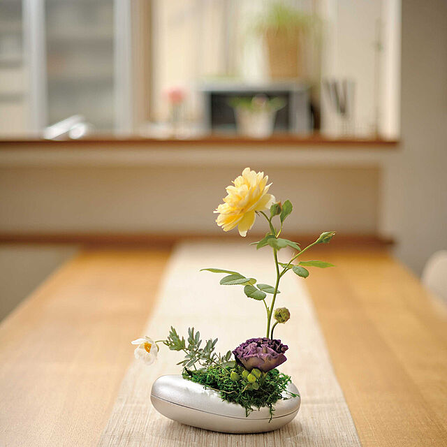 S.S.Sの-IKEDAMA ISHI(S) インテリア 花器 送料無料 日本製 ネオス おしゃれな花器 和室 リビング ダイニングテーブル お花を生ける生活 ギフトに アルミニウム製 花器の家具・インテリア写真
