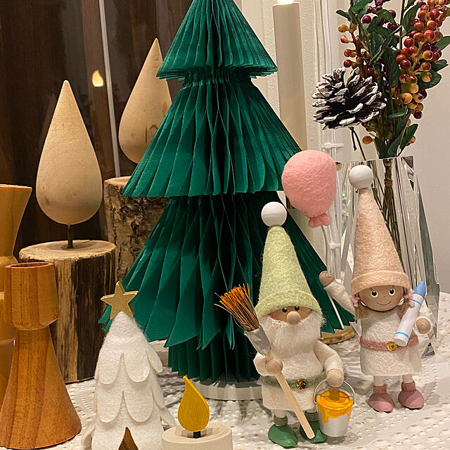 pochamamの-ノルディカニッセ 電車のおもちゃを運ぶ男の子 Joy to the world NORDIKA nisse 北欧 デンマーク クリスマス 木製人形 サンタ 北欧インテリア 雑貨 プレゼント 木製人形の家具・インテリア写真
