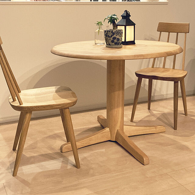Kumaの-ダイニングテーブル 幅110 奥行110 カラー2色 円形 テーブル 1本脚 無垢材 サイズオーダー 木製テーブル 作業台 ナチュラル シンプル デザイン 快適生活 EVO エボの家具・インテリア写真