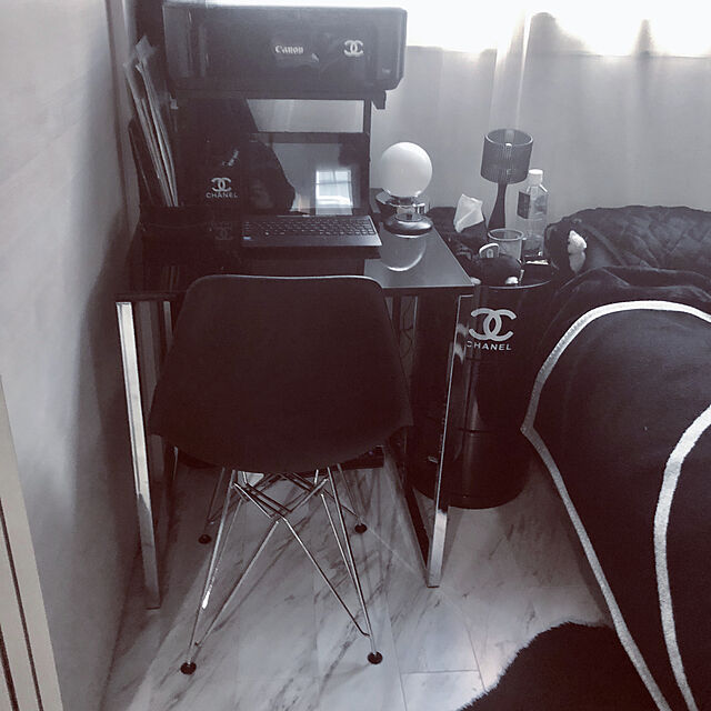 akiのサンワサプライ-サンワダイレクト パソコンデスク 幅60cm×奥行60cm 鏡面仕上げ 正方形 デスク ブラック 100-DESK093BKの家具・インテリア写真
