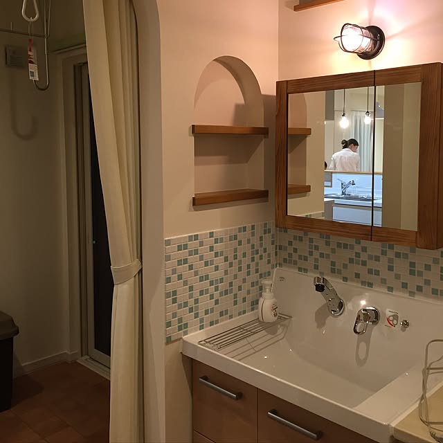 kanapeの-【オーダーメイド・サイズ変更可能】洗面収納棚・二枚合わせ鏡400:200　ヒノキ　ミラーキャビネットの家具・インテリア写真