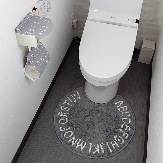 kojikojiの-ベルメゾン トイレ用品 アルファベットデザインが可愛いホルダーカバー【単品】・ 「グレー」 ◆トイレットペーパーホルダーカバー◆の家具・インテリア写真