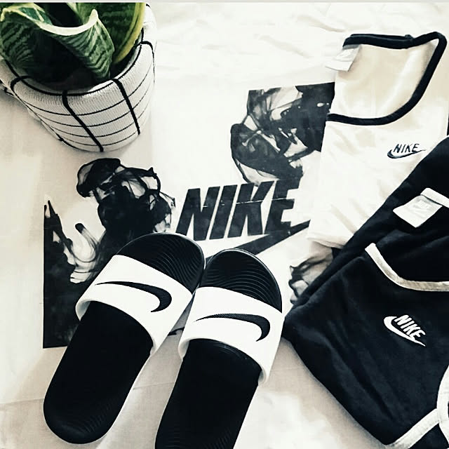 morasanの-【希少!大人気! メンズ サンダル】 NIKE (ナイキ) KAWA SLIDE (カワ スライド) MENS シャワーサンダル ヘルシー ベナッシ サンダル WHITE/BLACK (ホワイト/ブラック) 832646 100 ENDLESS TRIPの家具・インテリア写真