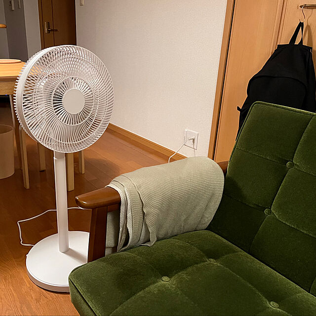 miyabiの-コイズミ KLF-3013/W 白 ホワイト リビング扇風機 DCモーター搭載 リモコン付 風量8段階調節 首振り オフタイマー 熱中症対策 暑さ対策 風の巡回 エアコンと兼用 キッチンのこもりがちな熱対策 KLF3013の家具・インテリア写真