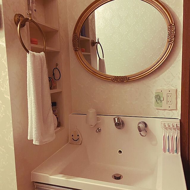 Tomokoの-ウォールミラー 壁掛け鏡 壁掛けミラー ロココ調 化粧鏡 洗面 鏡 アンティーク 姿見 スタンドミラー ゴージャス 全身鏡 カガミ かがみ 玄関 北欧 姫系 ヨーロピアン ガーリー ゴスロリ おしゃれ 円形の家具・インテリア写真
